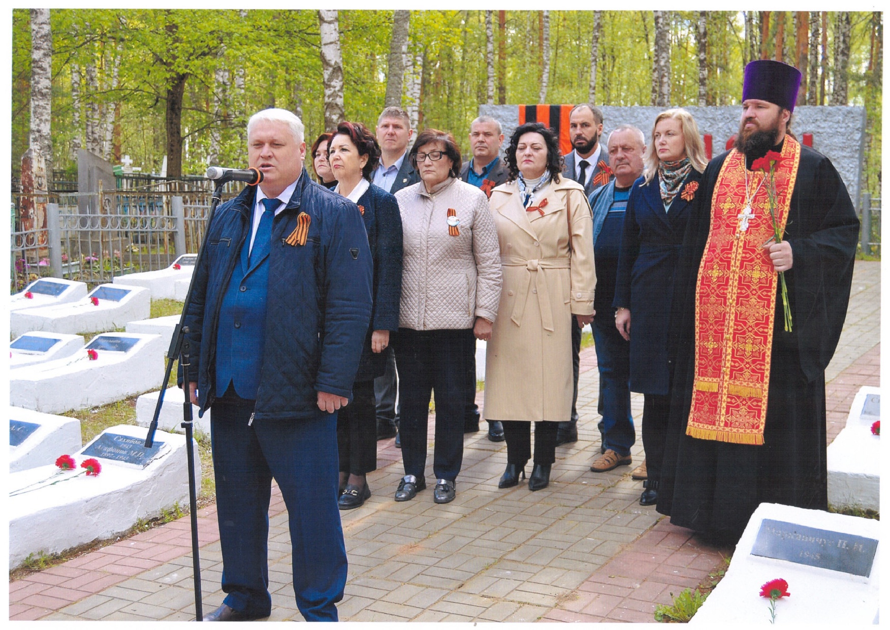 Выступление зам. главы администрации В.В.Тулякова на траурном митинге на братских могилах 08.05.2025 фото И.А.Ежковой